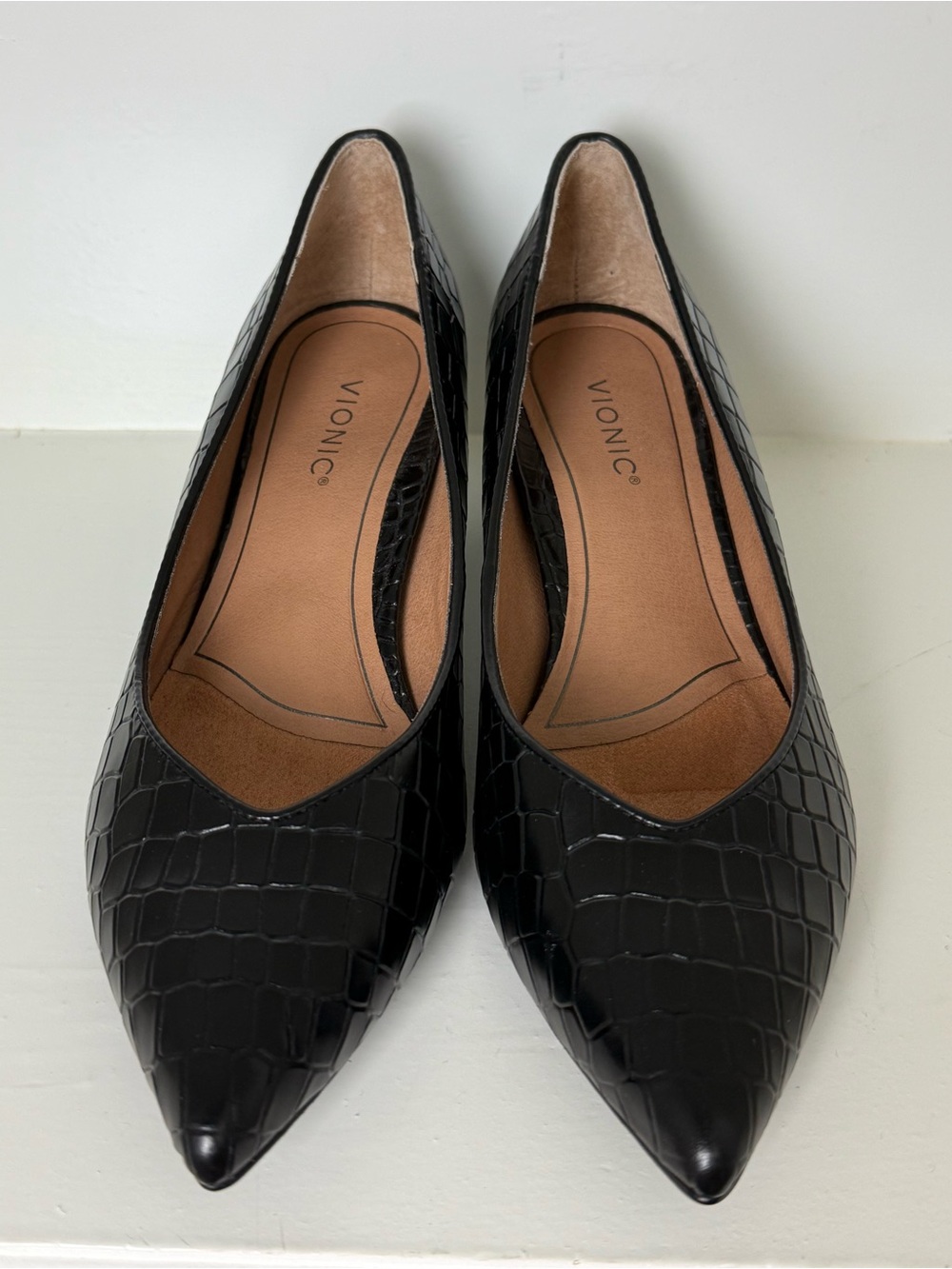 Vionic Josie kitten heel pumps in a black crocodile-embossed leather finish - Picture 3 of 7